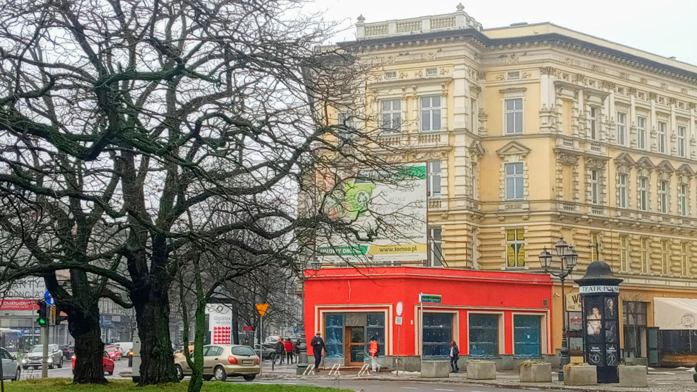 Przemalowana fasada pawilonu przy pl. Zgody
