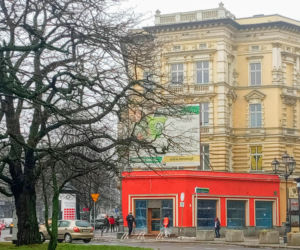 Przemalowana fasada pawilonu przy pl. Zgody
