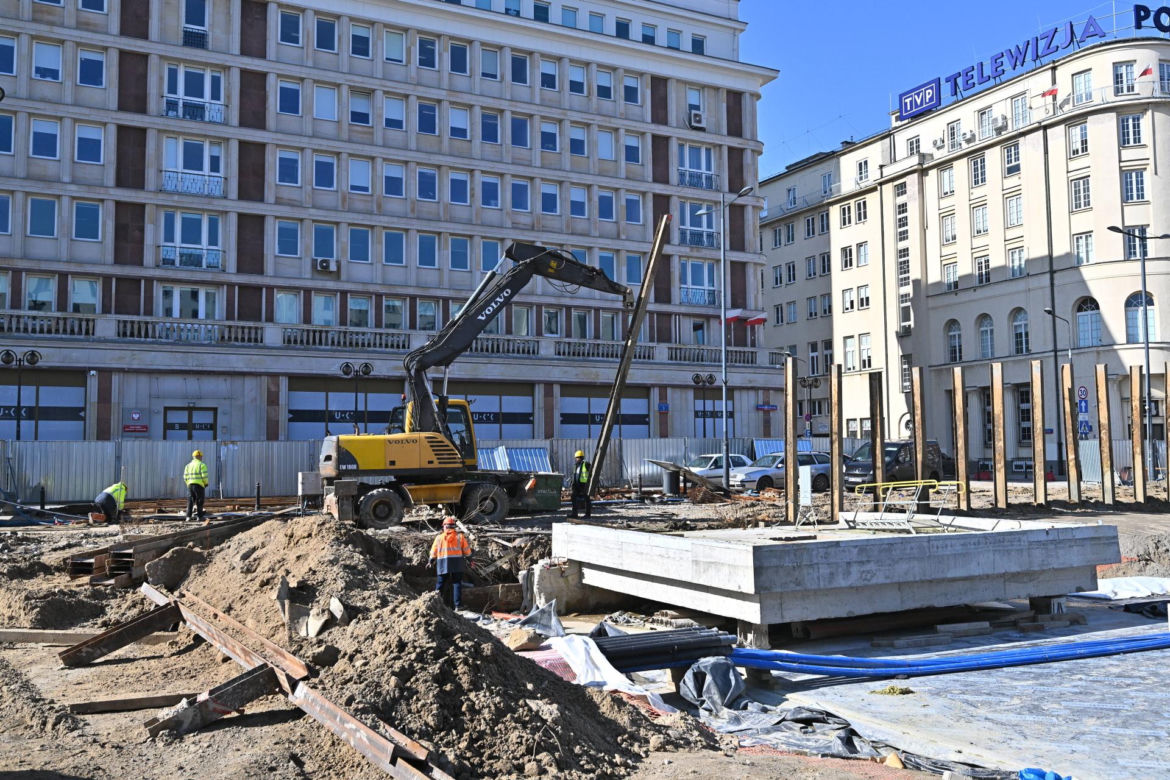Budowa pełna niespodzianek. Ludzkie szczątki i niewybuchy pod pl. Powstańców