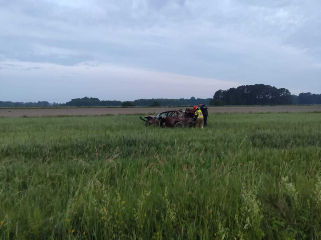 Olesno. 19-letni kierowca dachował w przydrożnym rowie. Całkowicie rozbił seata