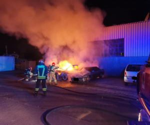 Pożar trzech samochodów w Toruniu. Nocna akcja strażaków