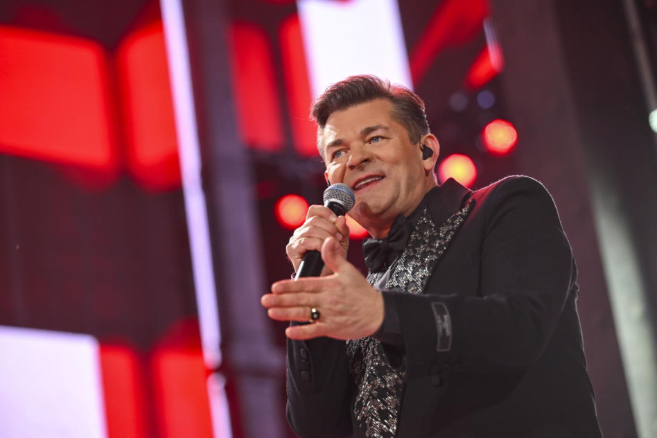 Tak Zenon Martyniuk zmieniał się przez lata. Na początku kariery nosił zupełnie inną fryzurę