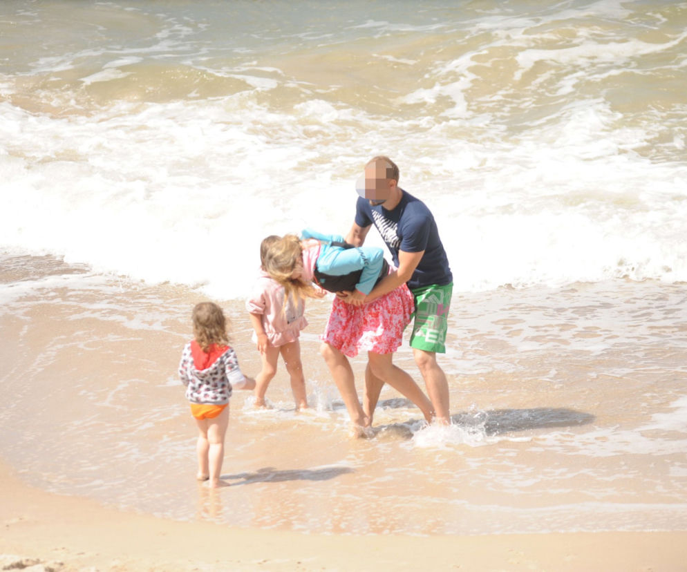 Anna Guzik z rodziną na plaży