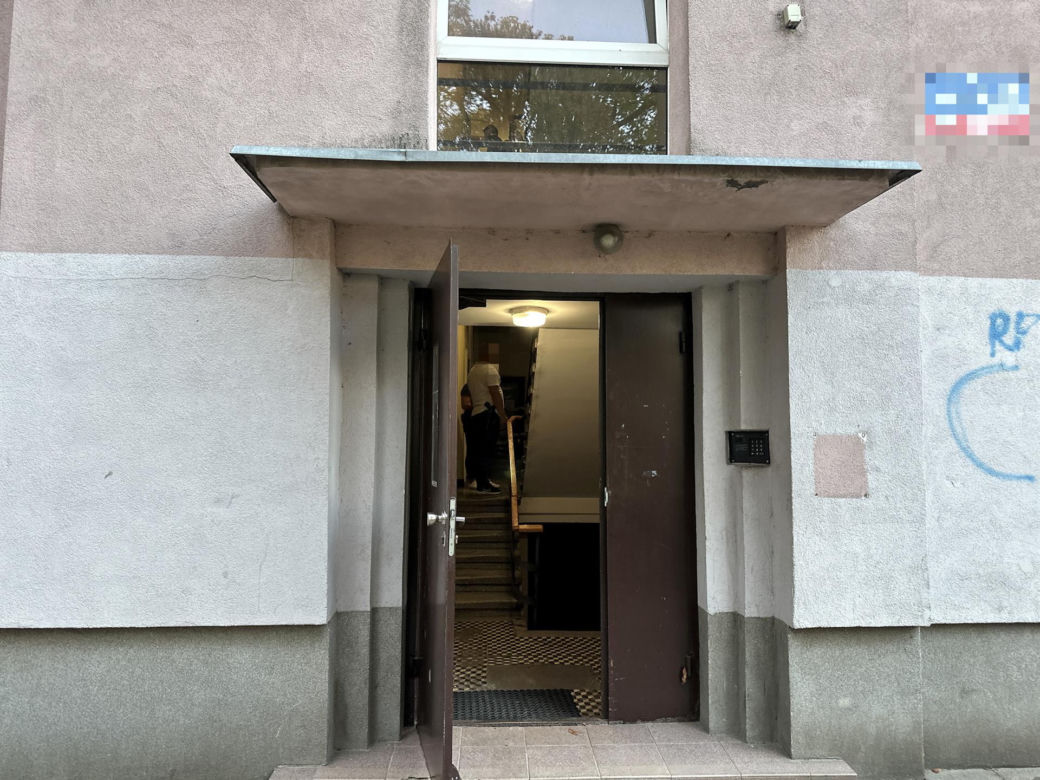 Tragedia w kamienicy w Warszawie. W mieszkaniu znaleziono ciało kobiety. „Zatrzymano kilka osób”