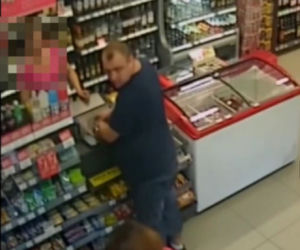 Jednego z poszukiwanych mężczyzn zarejestrowała kamera w sklepie.