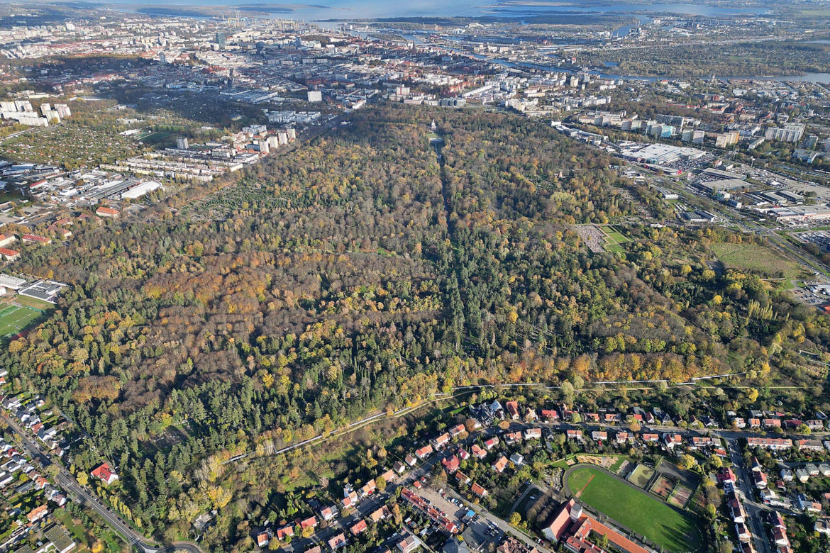 Widok z lotu ptaka na Cmentarz centralny - największy cmentarz w Polsce