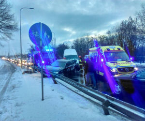 Wypadek na Pileckiego. Zderzyły się dwa samochody. Jedna osoba trafiła do szpitala