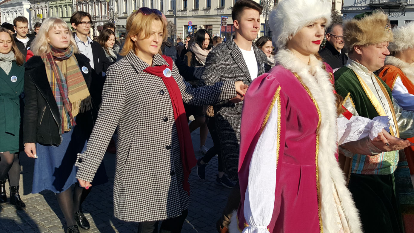 Nowy Sącz: Tak się bawią na 100 dni przed maturą! 500 par zatańczyło poloneza 