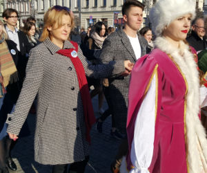 Nowy Sącz: Tak się bawią na 100 dni przed maturą! 500 par zatańczyło poloneza 
