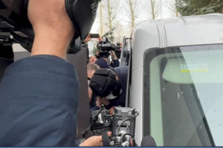 Ustka: Zaatakował rodzinę nożem, zginęła 4-letnia Aniela. Funkcjonariusz SOP doprowadzony do prokuratury