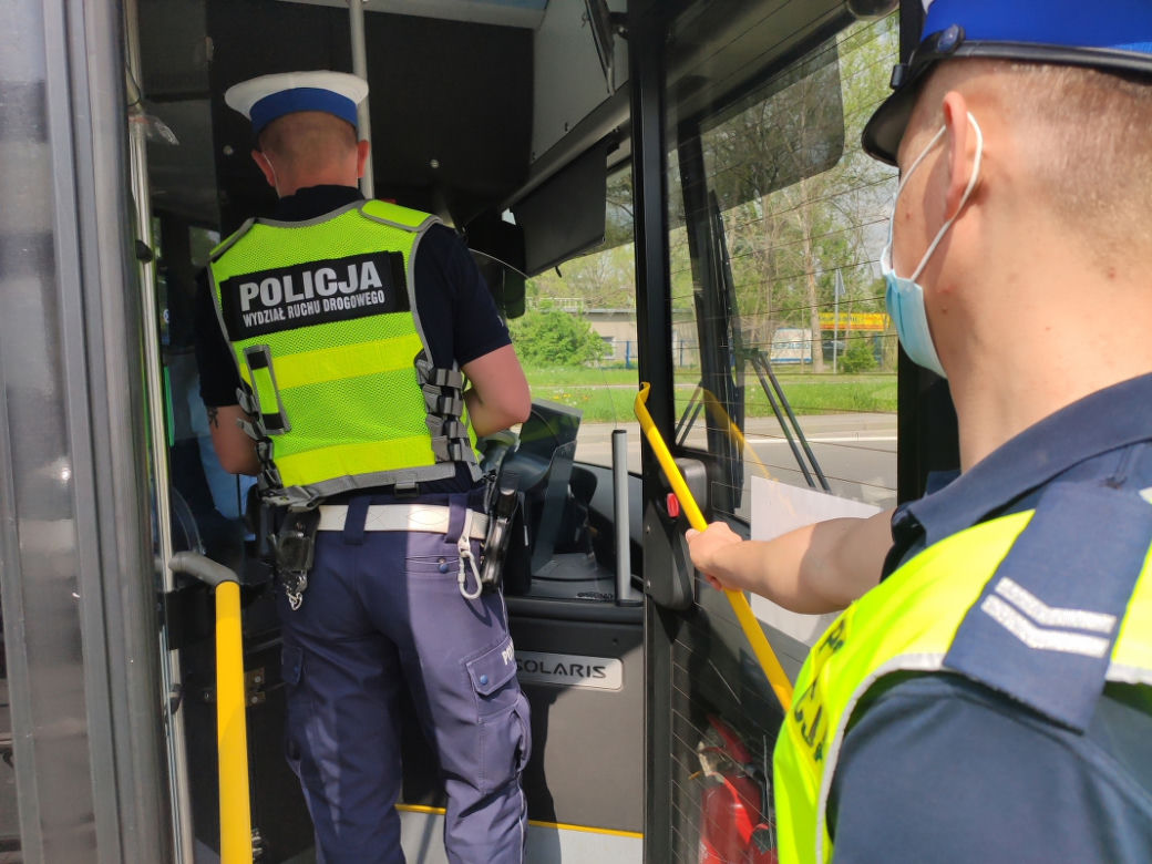 Mieszkańcy Torunia zdjęli maseczki i ruszyli na miasto. Policja sprawdza, czy nie łamią obostrzeń