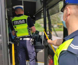 Mieszkańcy Torunia zdjęli maseczki i ruszyli na miasto. Policja sprawdza, czy nie łamią obostrzeń