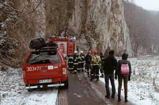 Kundelek utknął na skalnej półce. Czekał na pomoc 25 metrów na ziemią!