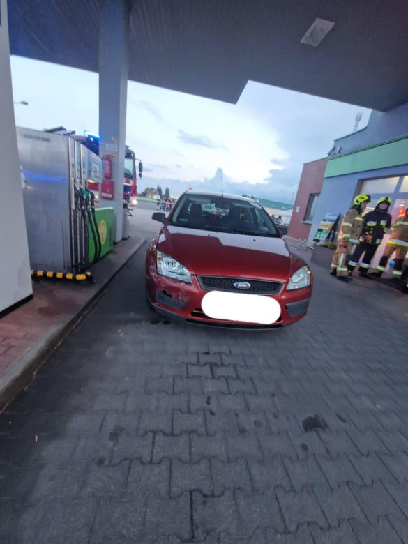 Kolizja na stacji paliw w Krobi. Osobówka przewróciła czterokołowiec