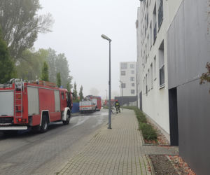 Górczewska: zapalił się samochód w garażu podziemnym. Na miejscu 45 strażaków