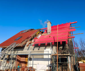 Dom Państwa Wysockich po pożarze - pierwsze prace to remont dachu