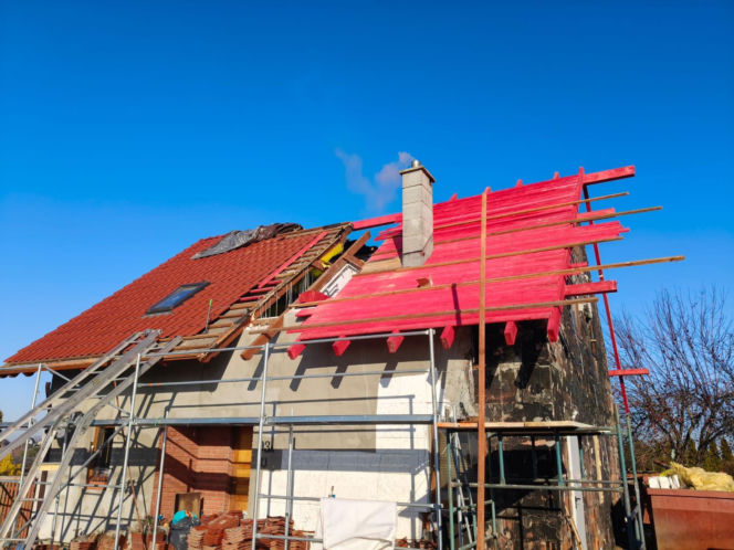 Dom Państwa Wysockich po pożarze - pierwsze prace to remont dachu