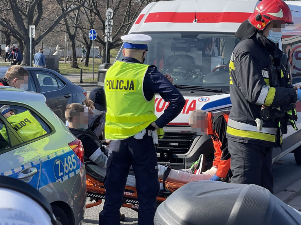 Sezon wypadków na motocyklach rozpoczęty. Ten motocyklista trafił na smarta 