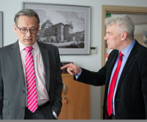 Na Wspólnej odc. 2183. Adam Roztocki (Zbigniew Stryj), Jerzy (Wojciech Paszkowski)