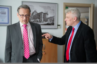 Na Wspólnej odc. 2183. Adam Roztocki (Zbigniew Stryj), Jerzy (Wojciech Paszkowski)