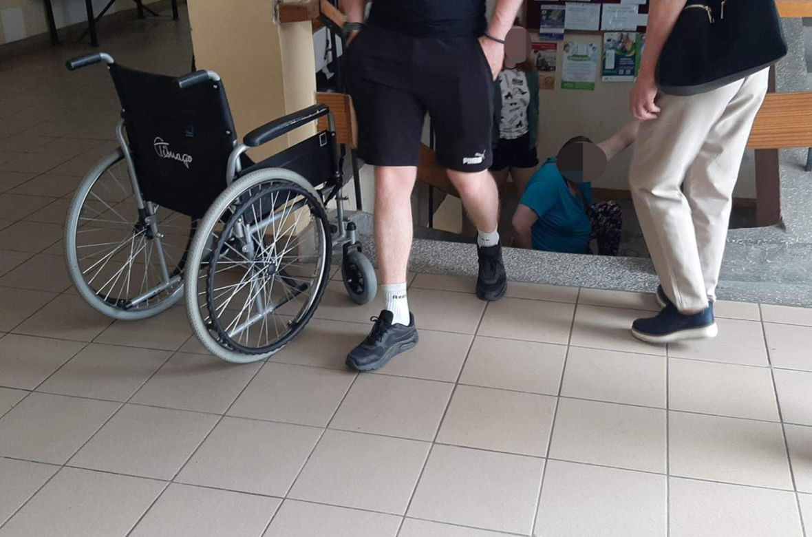 Pacjenci czołgają się po schodach