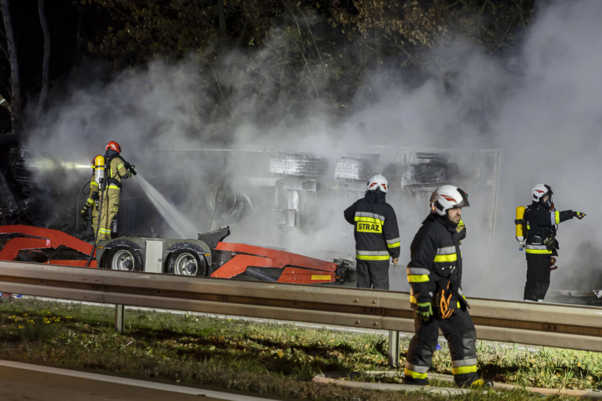 Zderzenie 5 pojazdów na A4. Paliła się ciężarówka! [ZDJĘCIA]