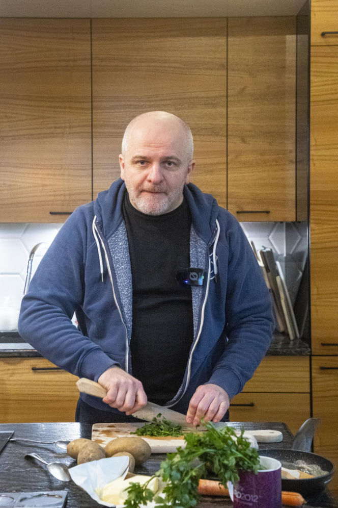 Paweł Kowal z synem gotują kartoflankę