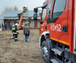 Pod krasulą urwała się podłoga. Dwudziestu strażaków wyciągało ją przez sześć godzin