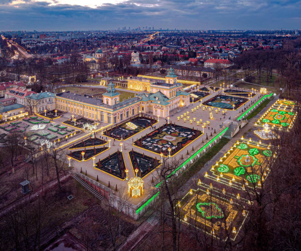 Pałac w Wilanowie z lotu ptaka otoczony iluminacjami Królewskiego Ogrodu Światła. O zmianach przeczytasz na SE.