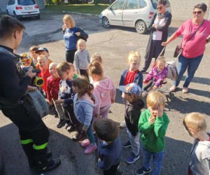 Dzieci z wizytą u iławskich strażaków