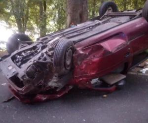 Auto uderzyło w DWA drzewa i dachowało! Świadkowie wyciągali kobietę z auta
