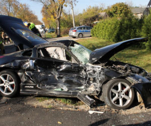 Miedźno: Nissan uderzył w autobus z dziećmi. Kierowca uciekał przed policją [ZDJĘCIA]