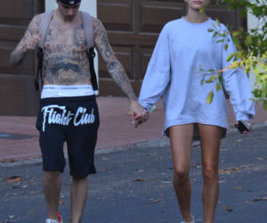 Justin Bieber i Hailey Bieber na spacerze