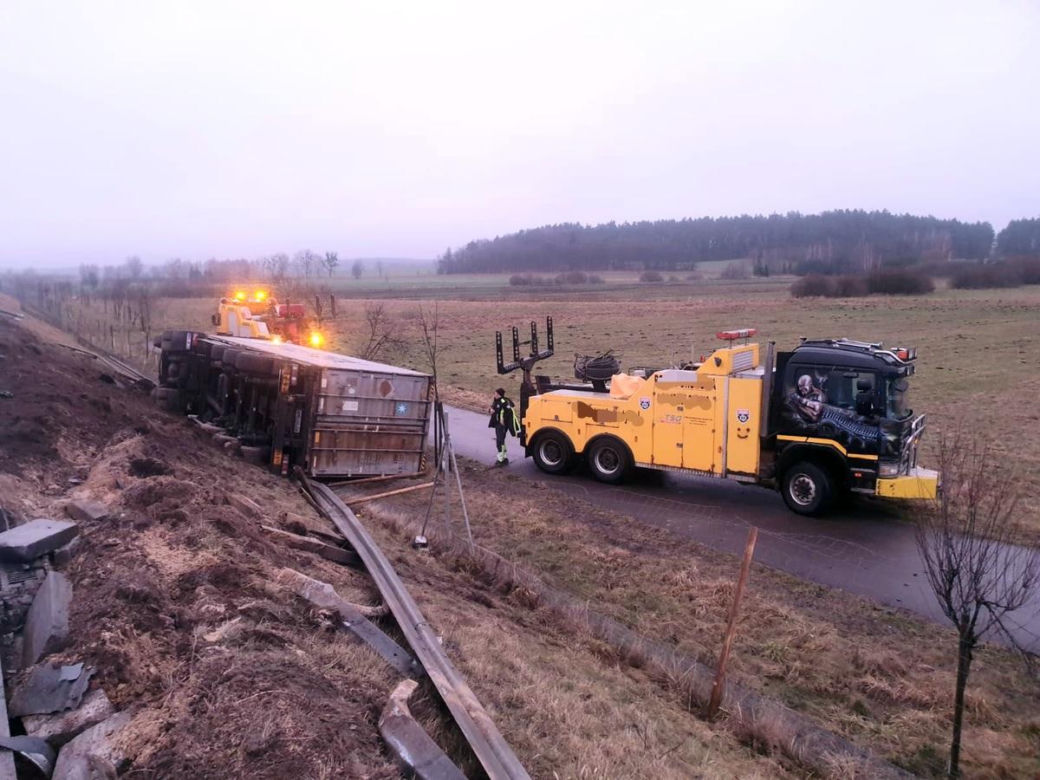 Koszmarny wypadek na S7. Kierowca lawety zginął, gdy ładował na nią zepsute auto [ZDJĘCIA]