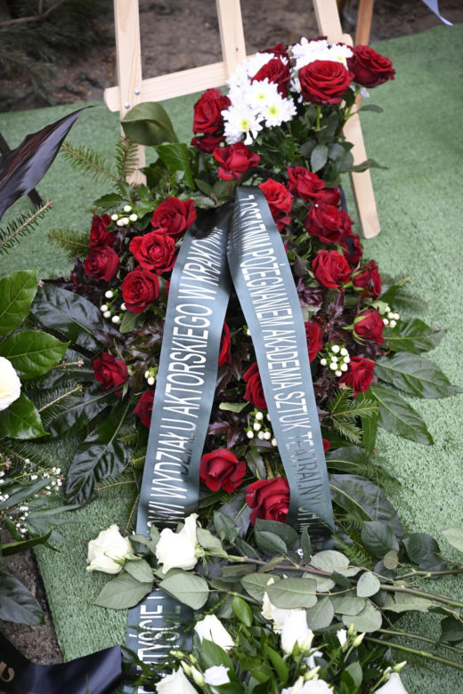 Wieńce na pogrzebie Edwarda Linde-Lubaszenki. Żałobnicy pożegnali artystę pięknymi kwiatami