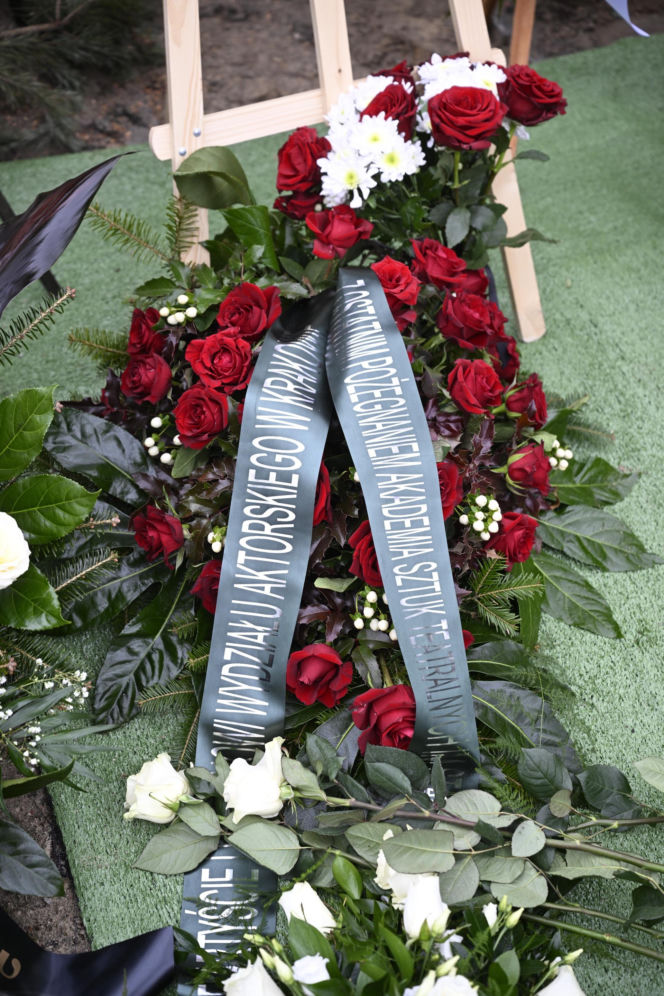 Wieńce na pogrzebie Edwarda Linde-Lubaszenki. Żałobnicy pożegnali artystę pięknymi kwiatami