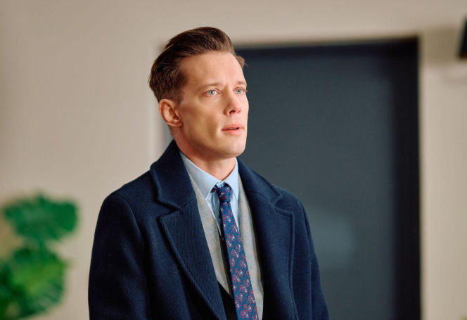 "Na Wspólnej", odcinek 4171: Kariera Mariusza wisi na włosku. Mężczyzna ucieka w alkohol i odsuwa się od Oli