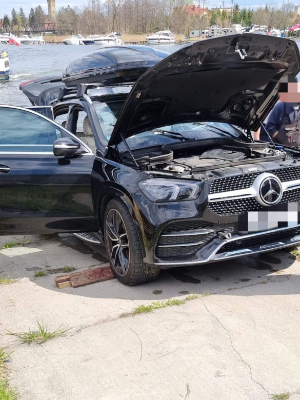Mikołajki. Wodując skuter utopił Mercedesa