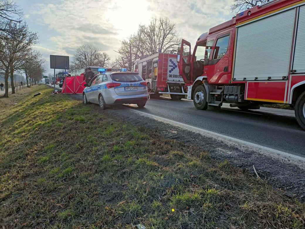 Dacia wjechała pod autobus z Milicza do Krotoszyna 