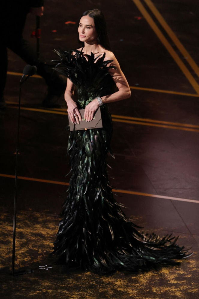 Demi Moore zachwyciła w kreacji na Oscarach. Nie wygląda na 63 lata