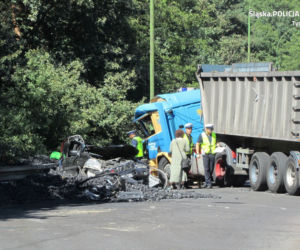 Tragiczny wypadek w Tychach. Ciężarówka z węglem przewróciła się na samochód osobowy. Jedna osoba nie żyje [ZDJĘCIA]