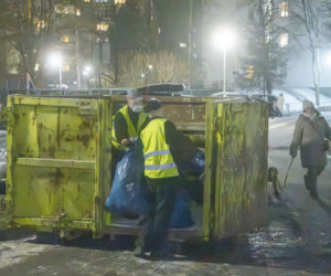 Udało się wejść do zaśmieconego mieszkania na Gocławiu. Wielkie sprzątanie