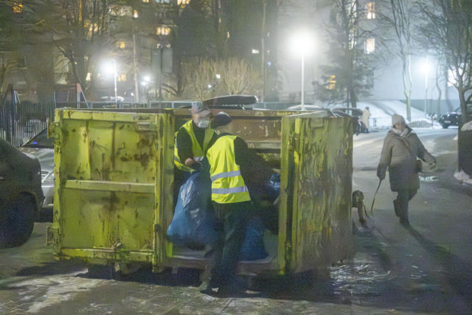 Udało się wejść do zaśmieconego mieszkania na Gocławiu. Wielkie sprzątanie