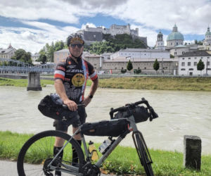 Pomaga dzieciom jeżdżąc na rowerze. Kamil Jaroszewski wyrusza w kolejną wyprawę