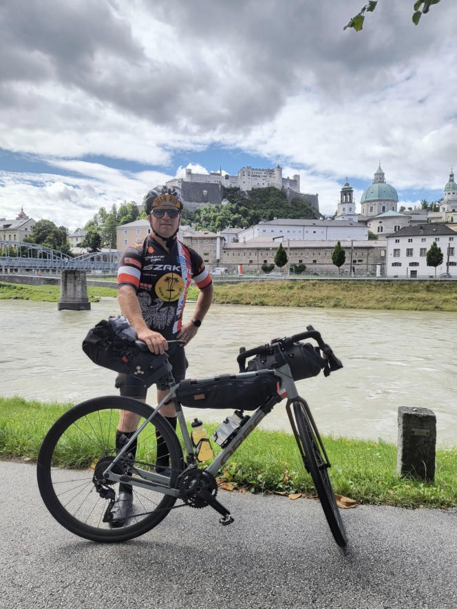 Pomaga dzieciom jeżdżąc na rowerze. Kamil Jaroszewski wyrusza w kolejną wyprawę