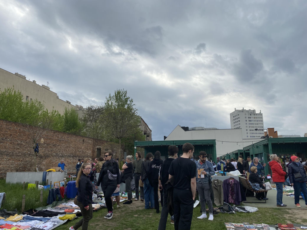 Garażówka na Bazarze Różyckiego