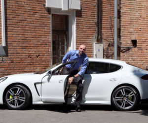 Marcin Gortat jeździ hybrydowym Porsche Panamera