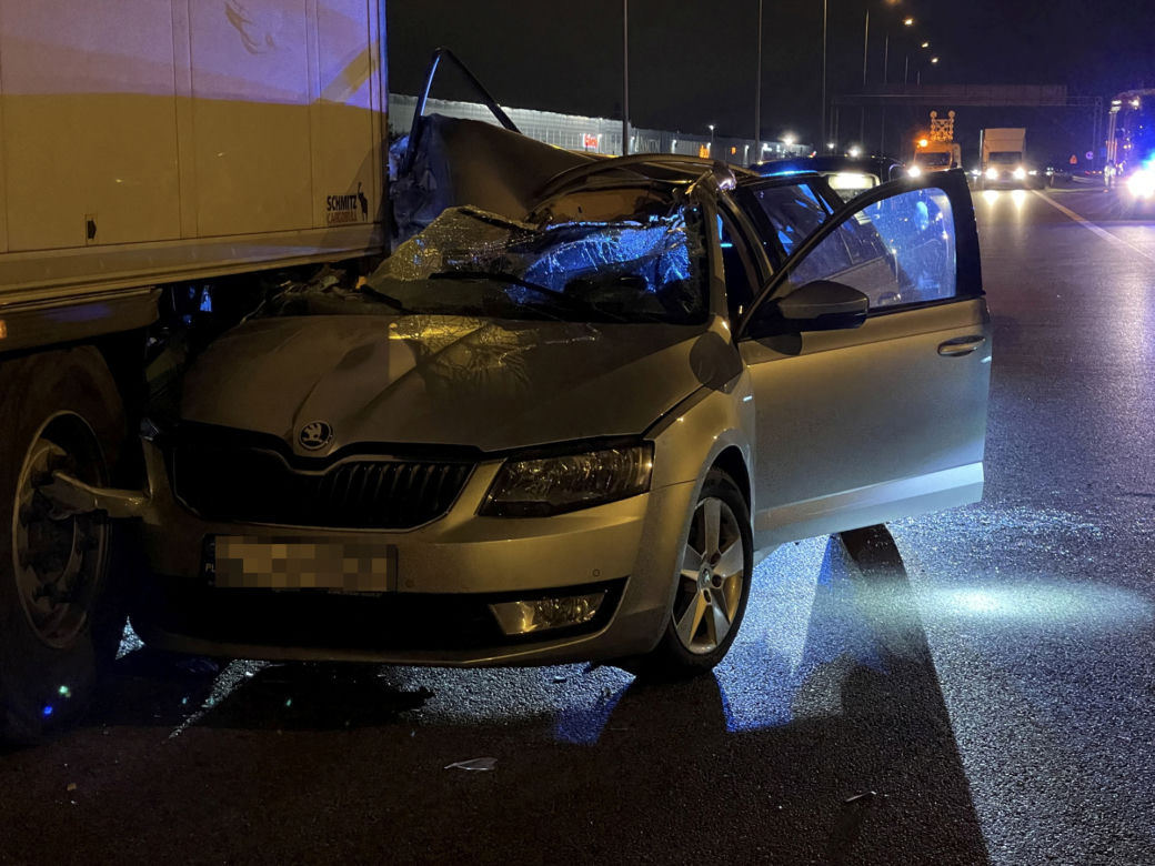 Wypadek na A2 pod Grodziskiem Mazowieckim. Skoda z rodziną z dziećmi wbiła się w tira