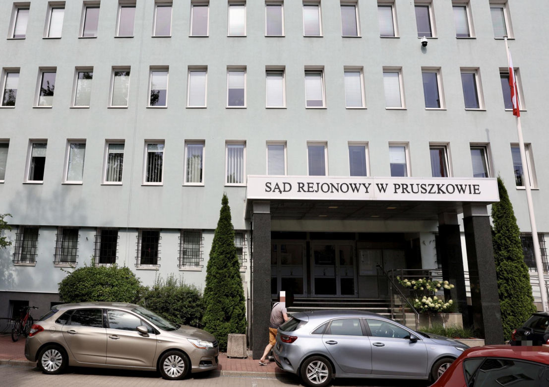 Daniel W. ruszył z młotkiem na policjanta. Potem padł strzał. 49-latek usłyszał zarzut