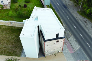 Ascetyczna nadbudowa na starym domu z kamienia. Nie chcieli burzyć, choć konstrukcja ledwo się trzymała. Ta elewacja mnie zauroczyła